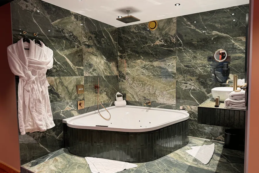 Salle de bain ouverte avec bain à remous dans la Suite Cosy à Nivelles