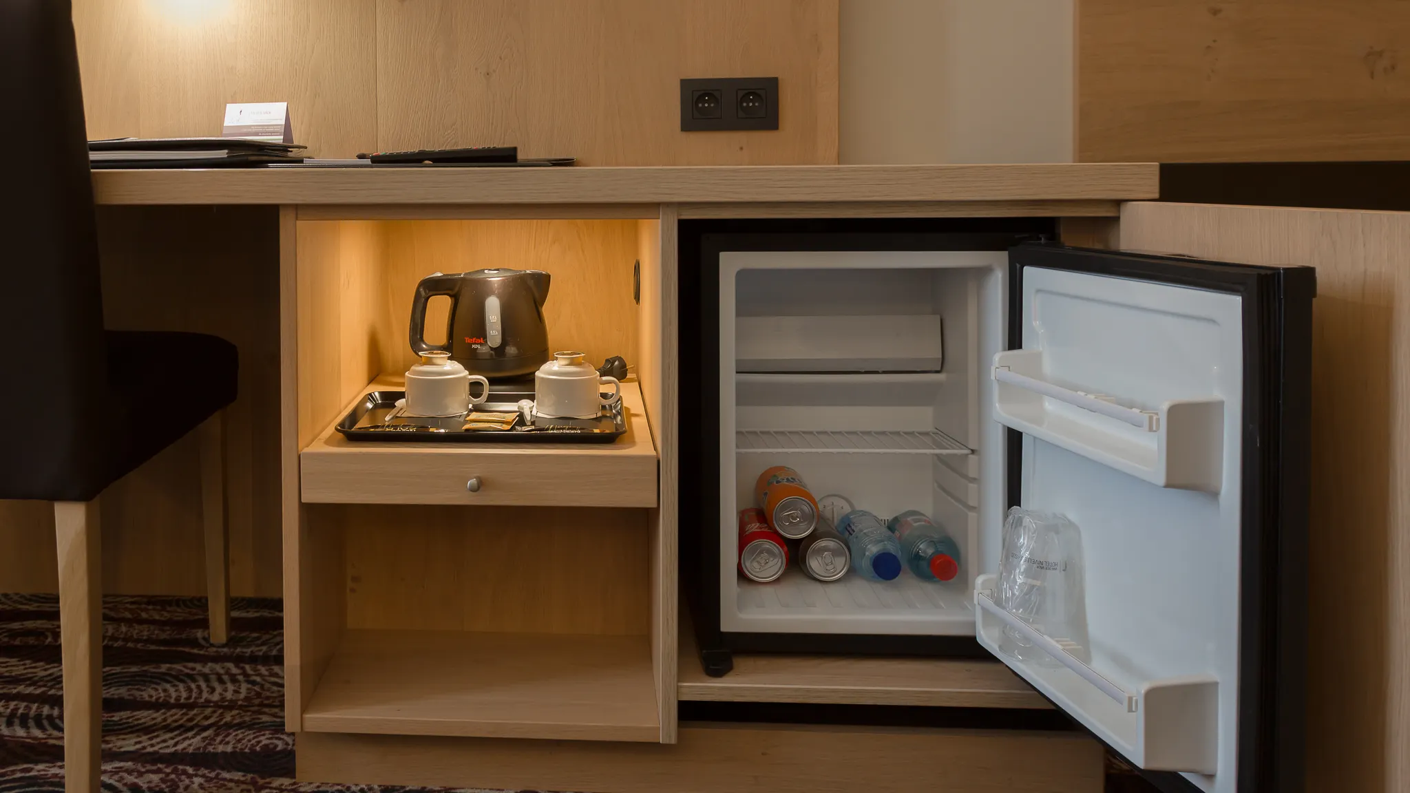 Bureau fonctionnel dans la chambre supérieure avec lit double à Nivelles