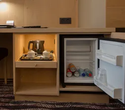 Bureau fonctionnel dans la chambre supérieure avec lit double à Nivelles