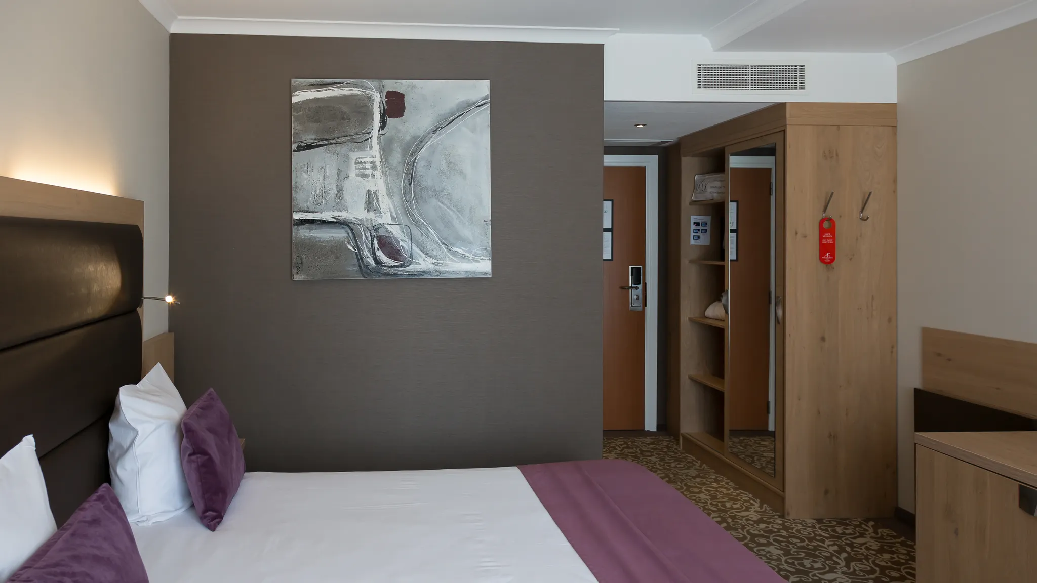 Intérieur moderne de la chambre supérieure avec lit double à Nivelles