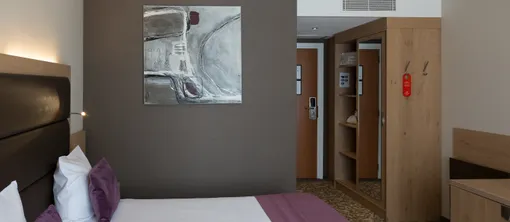 Intérieur moderne de la chambre supérieure avec lit double à Nivelles