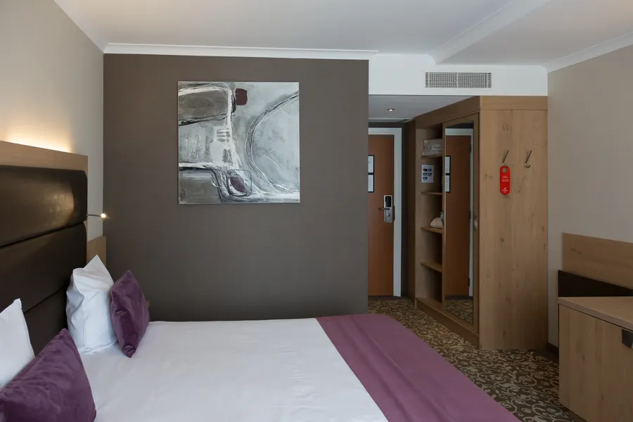 Intérieur moderne de la chambre supérieure avec lit double à Nivelles