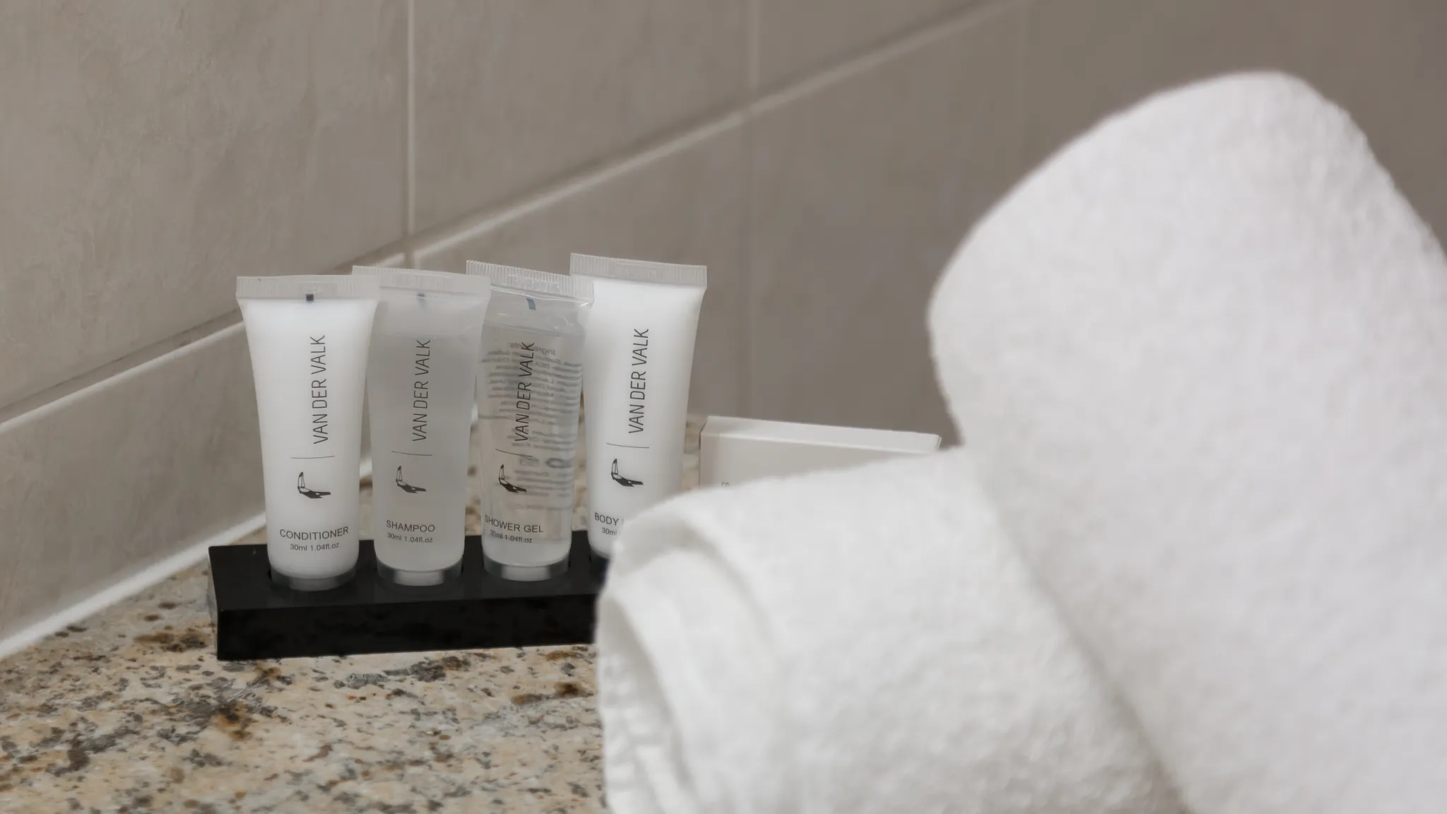 Produits de douche fournis dans la salle de bain de la chambre supérieure avec lit double à Nivelles