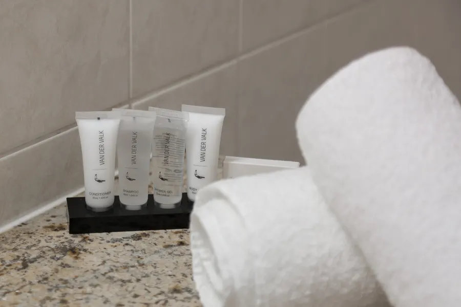 Produits de douche fournis dans la salle de bain de la chambre supérieure avec lit double à Nivelles