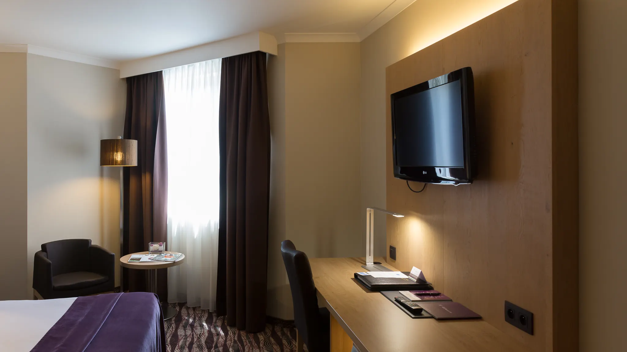 Bureau fonctionnel dans la chambre économique de l’hôtel Van der Valk Nivelles