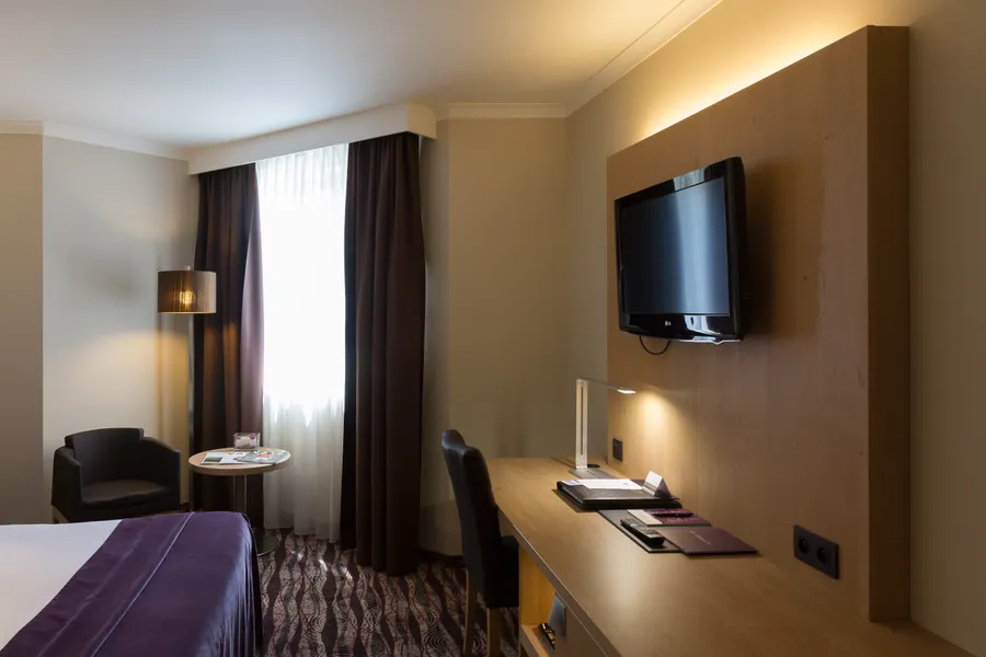 Bureau fonctionnel dans la chambre économique de l’hôtel Van der Valk Nivelles