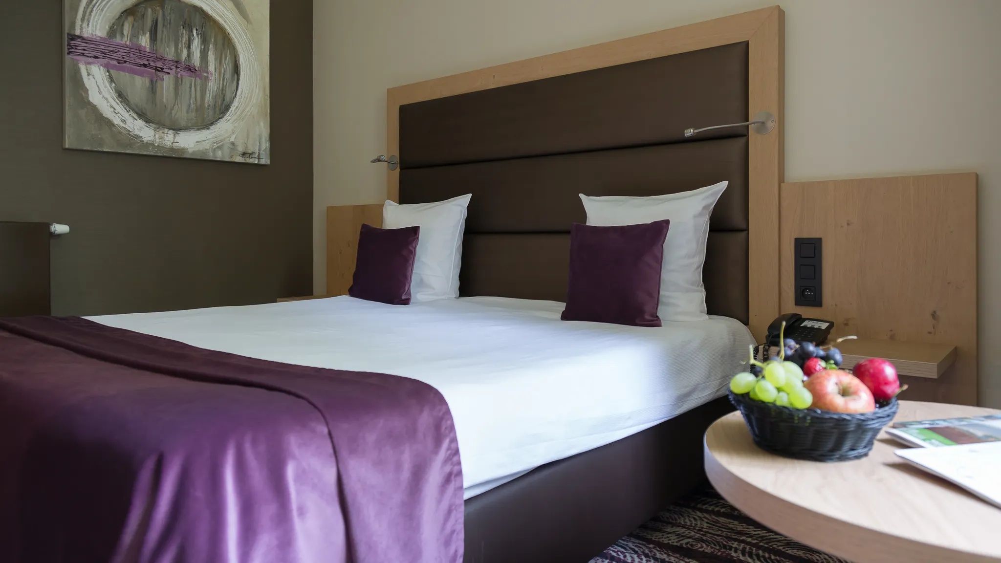 Lit double confortable dans la chambre économique de l’hôtel Van der Valk Nivelles