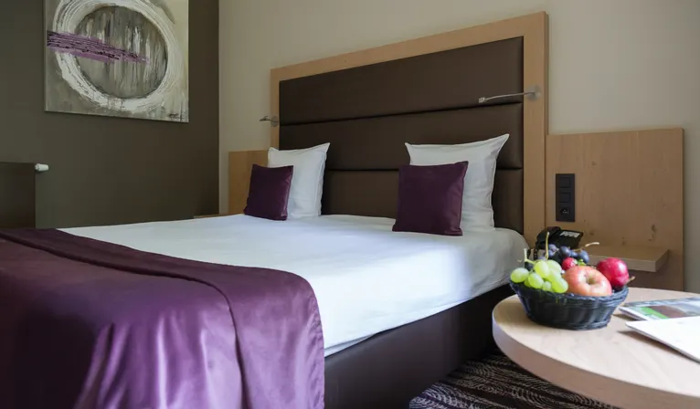 Lit double confortable dans la chambre économique de l’hôtel Van der Valk Nivelles