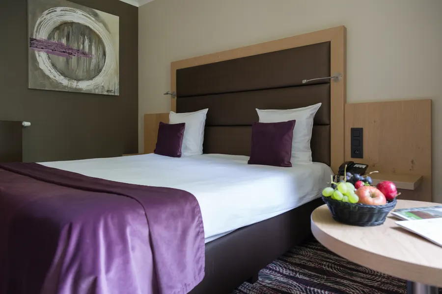 Lit double confortable dans la chambre économique de l’hôtel Van der Valk Nivelles