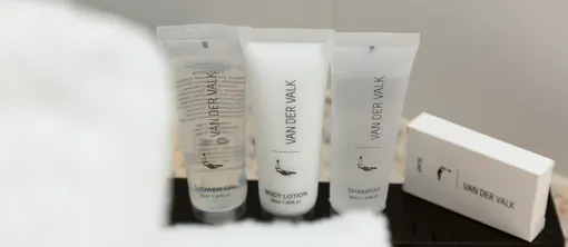 Produits de salle de bain offerts dans la chambre économique de l’hôtel Van der Valk Nivelles