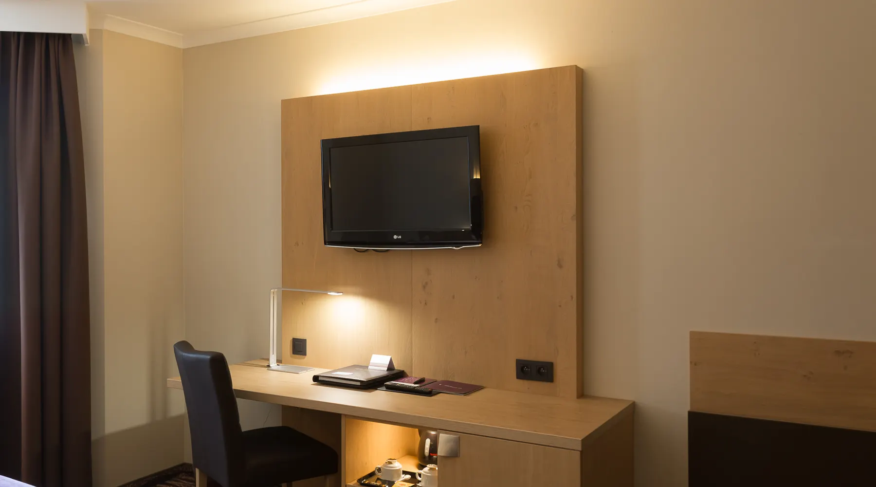 Bureau fonctionnel dans la chambre économique avec lits jumeaux à Nivelles