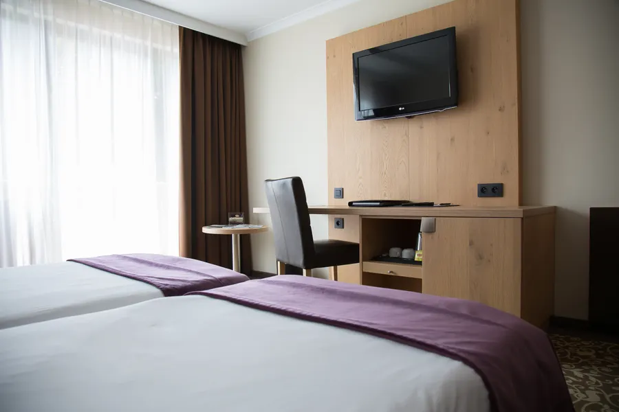 Bureau fonctionnel dans la chambre supérieure avec lits jumeaux à Nivelles