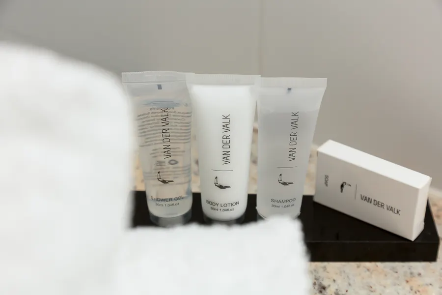 Produits de douche dans la salle de bain de la chambre supérieure avec lits jumeaux à Nivelles