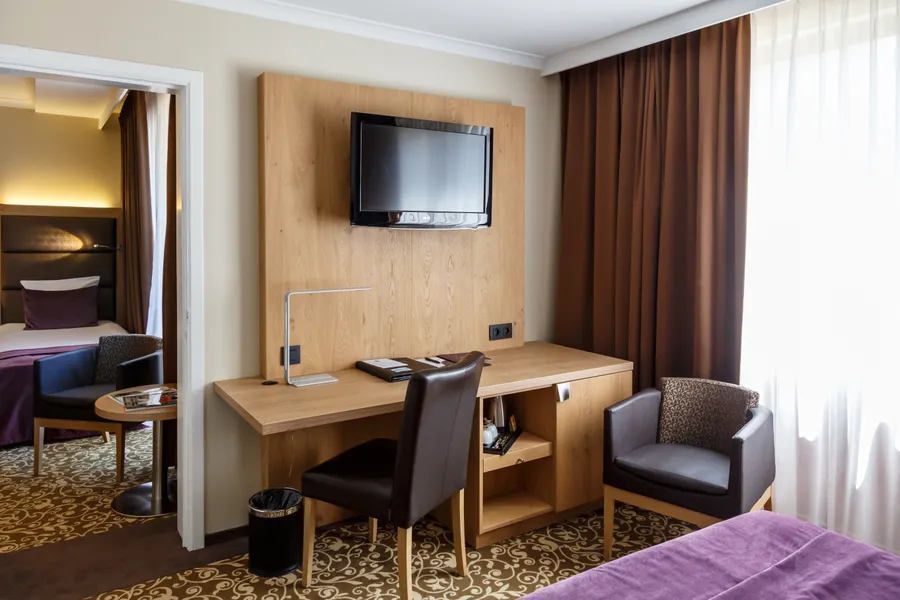 Bureau de travail dans la chambre familiale à l’hôtel Nivelles-Sud