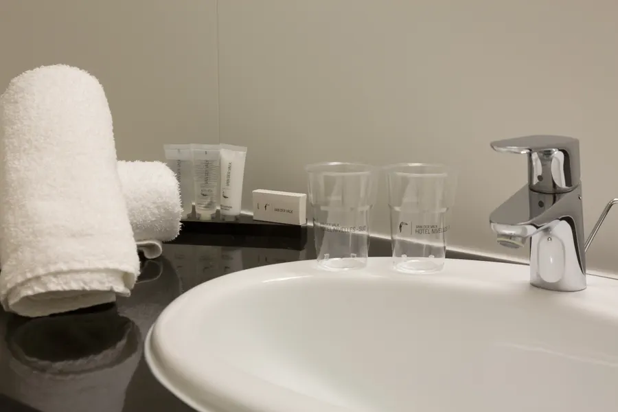 Salle de bain moderne avec douche dans la chambre familiale