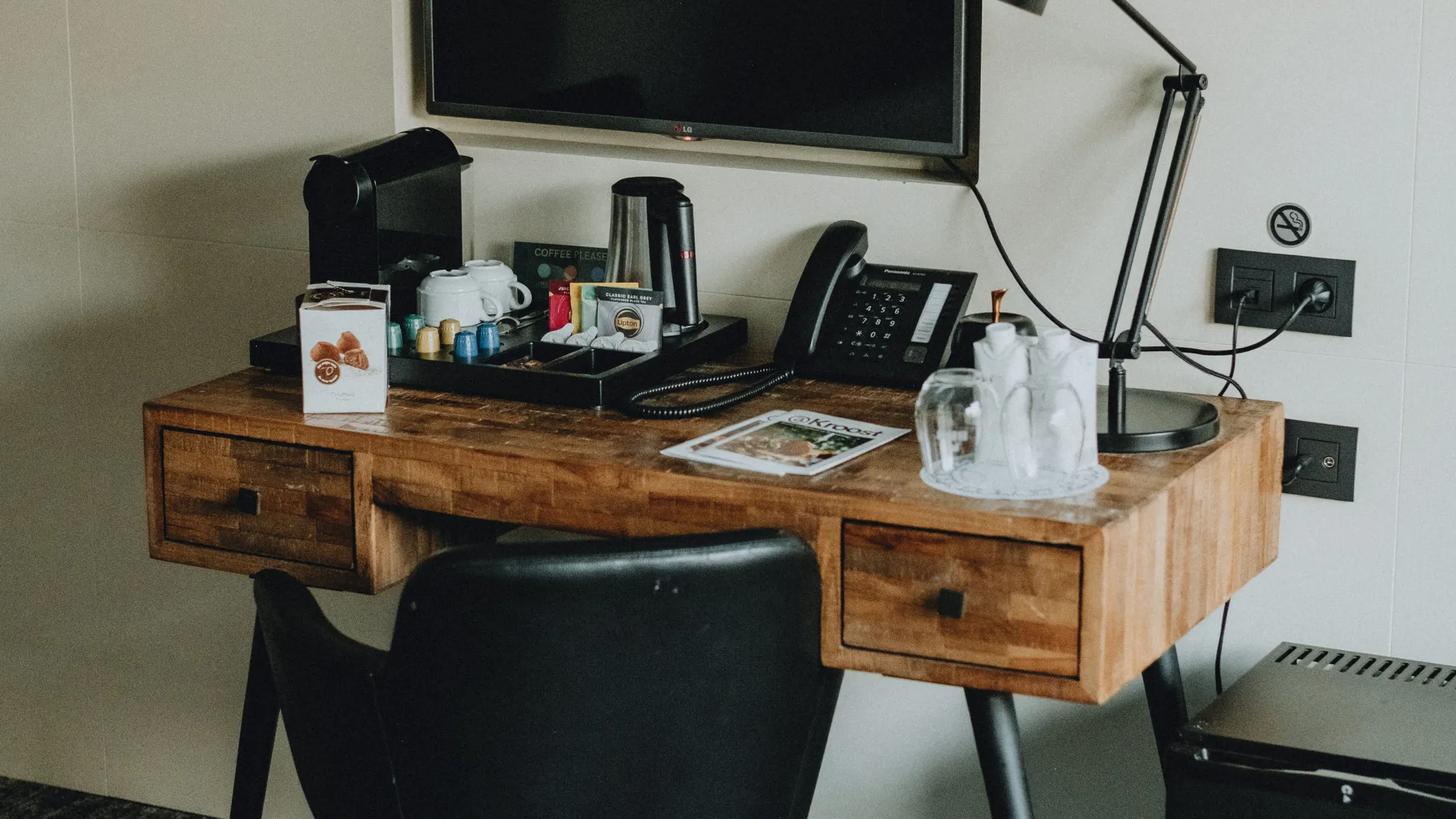 Bureau, mini bar, koffie, thee, televisie
