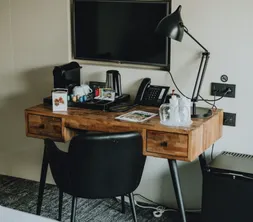 Bureau, mini bar, koffie, thee, televisie