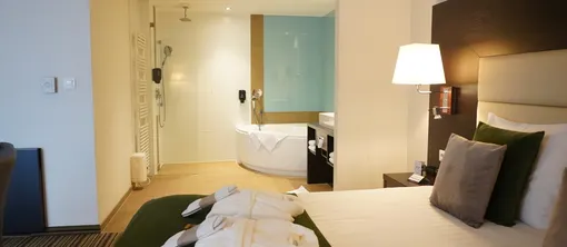 Junior Suite Bed and Bath