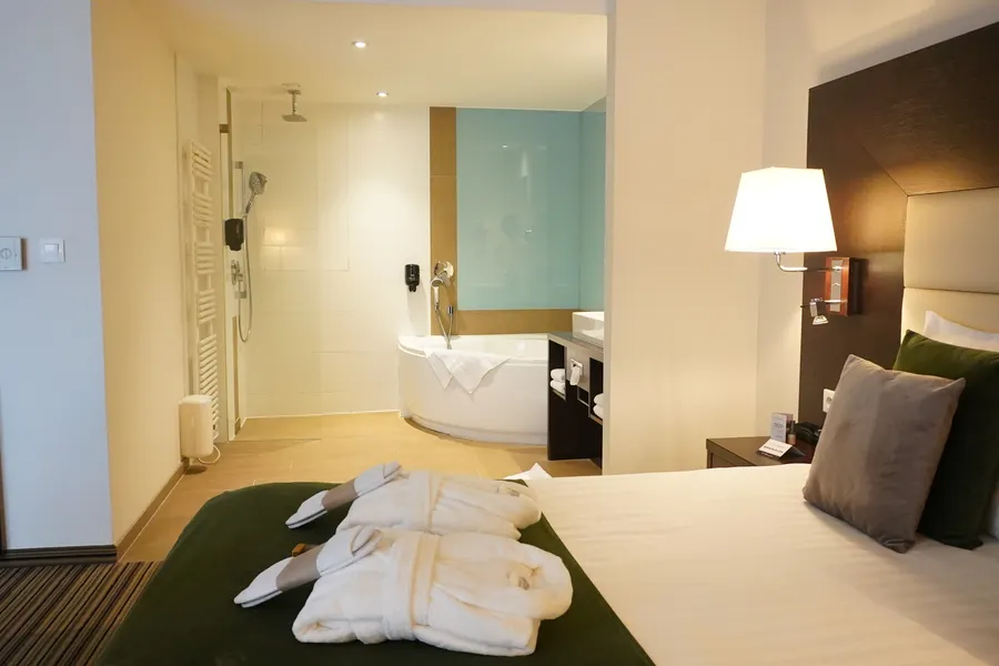 Junior Suite Bed and Bath