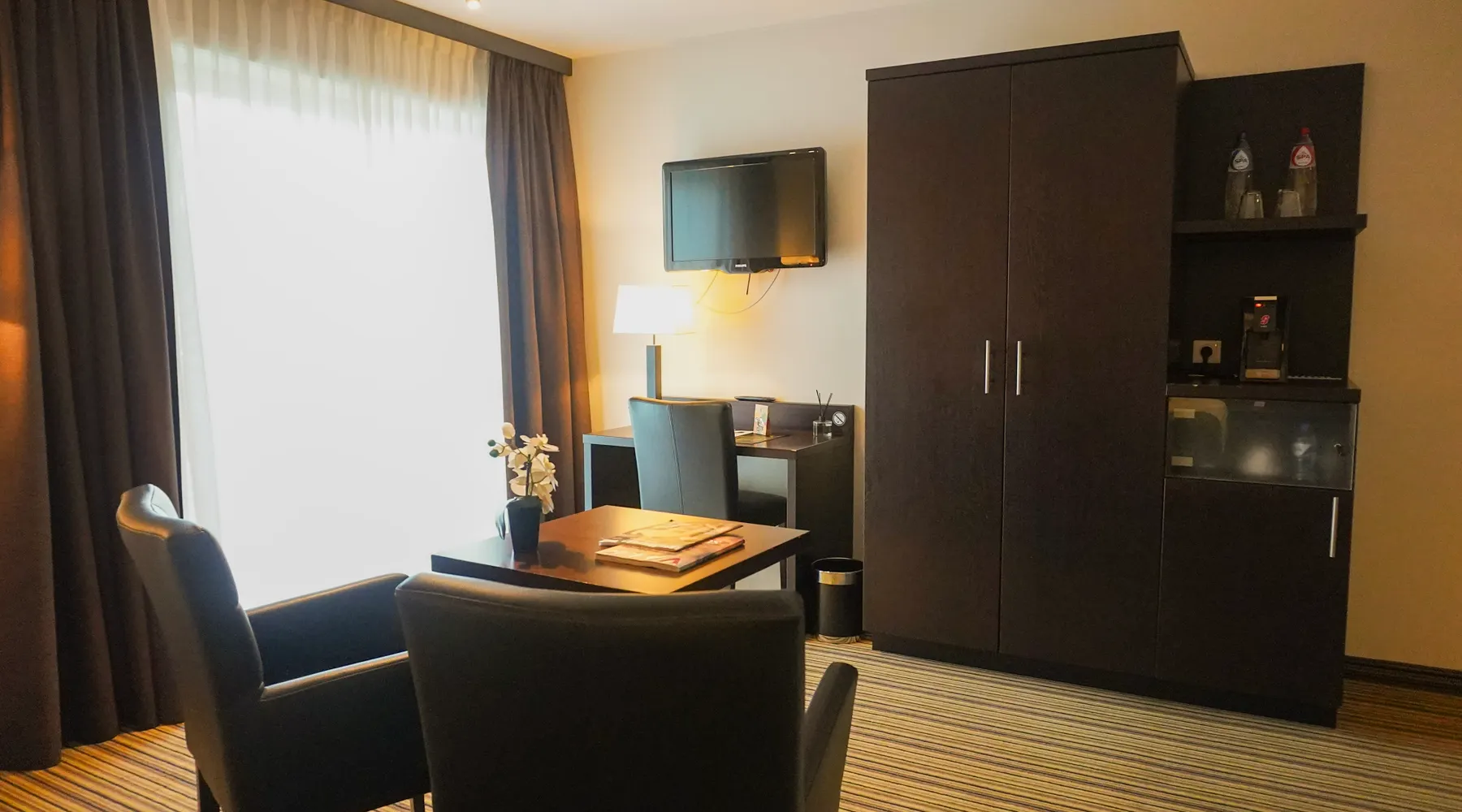 Junior Suite Bureau