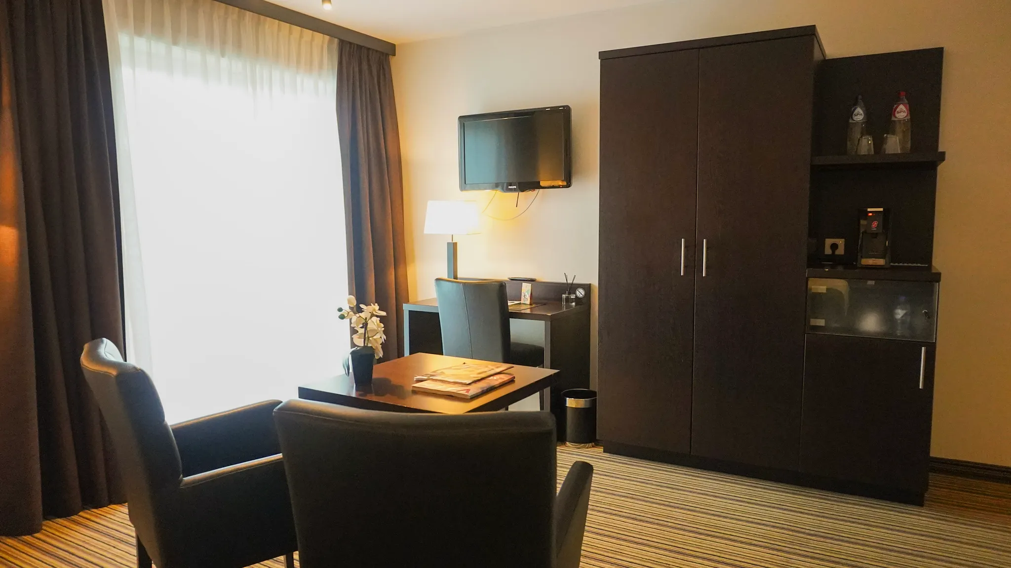 Junior Suite Bureau