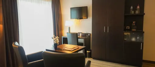 Junior Suite Bureau