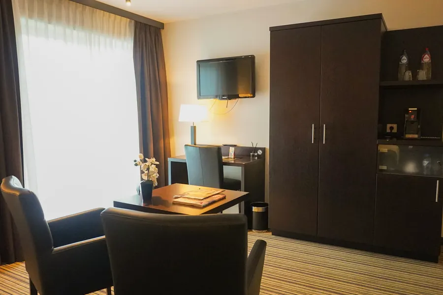 Junior Suite Table