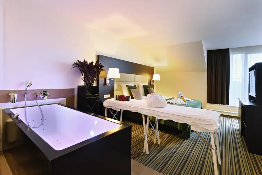 Chromotherapy bath