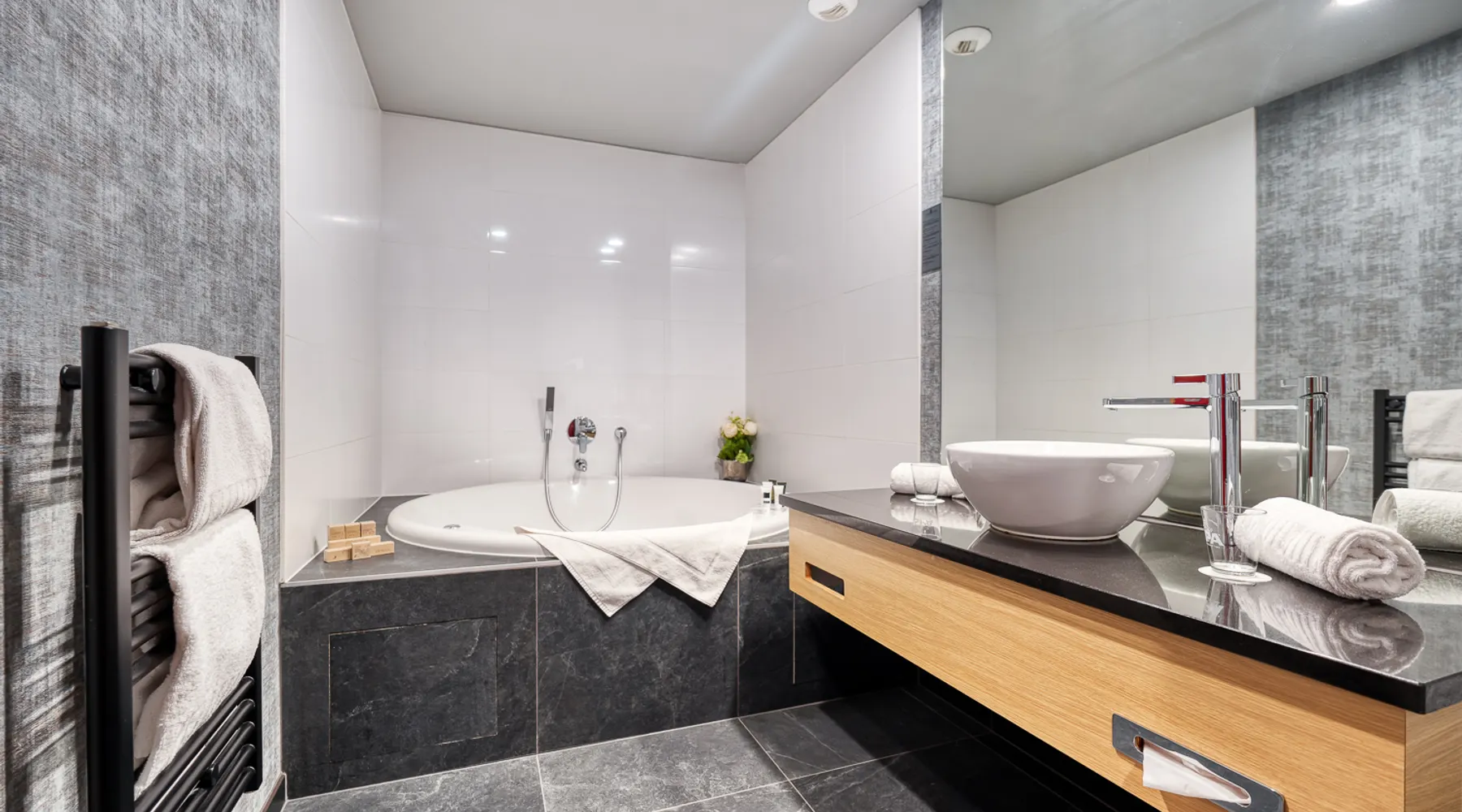 Jacuzzi dans la Suite Junior à Verviers