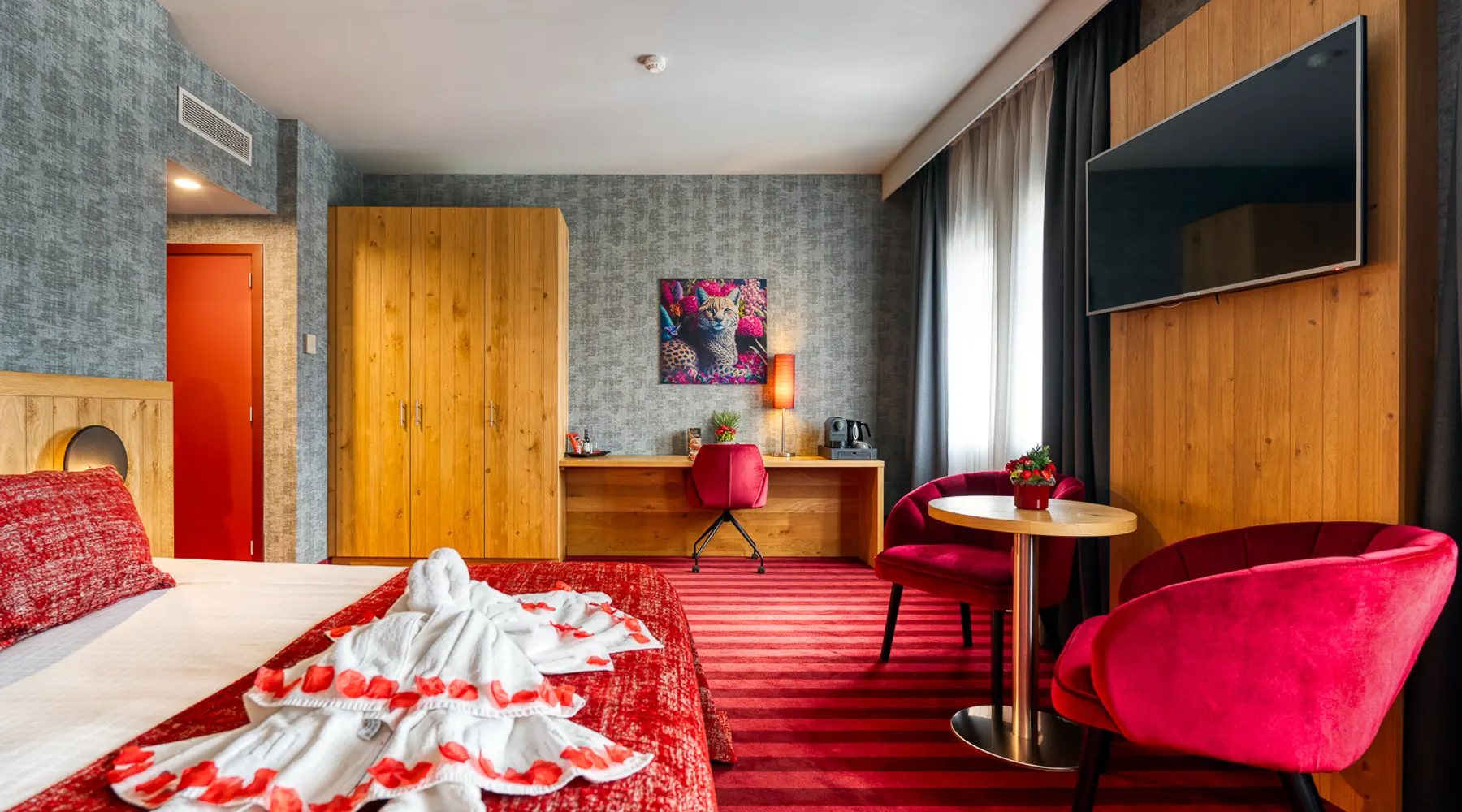 Coin salon et bureau de la Suite Junior avec jacuzzi à Verviers