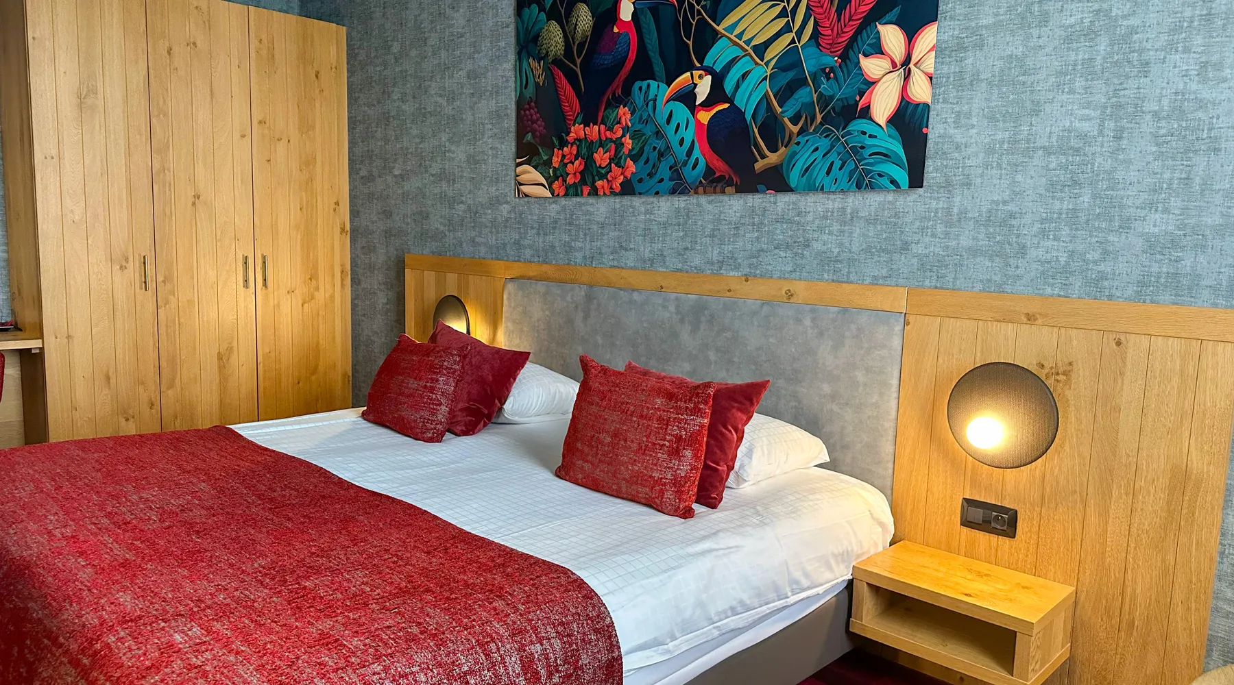 Suite Business avec bain à bulles, duplex spacieux au Van der Valk Verviers, avec literie confortable et espace élégant pour un séjour agréable.