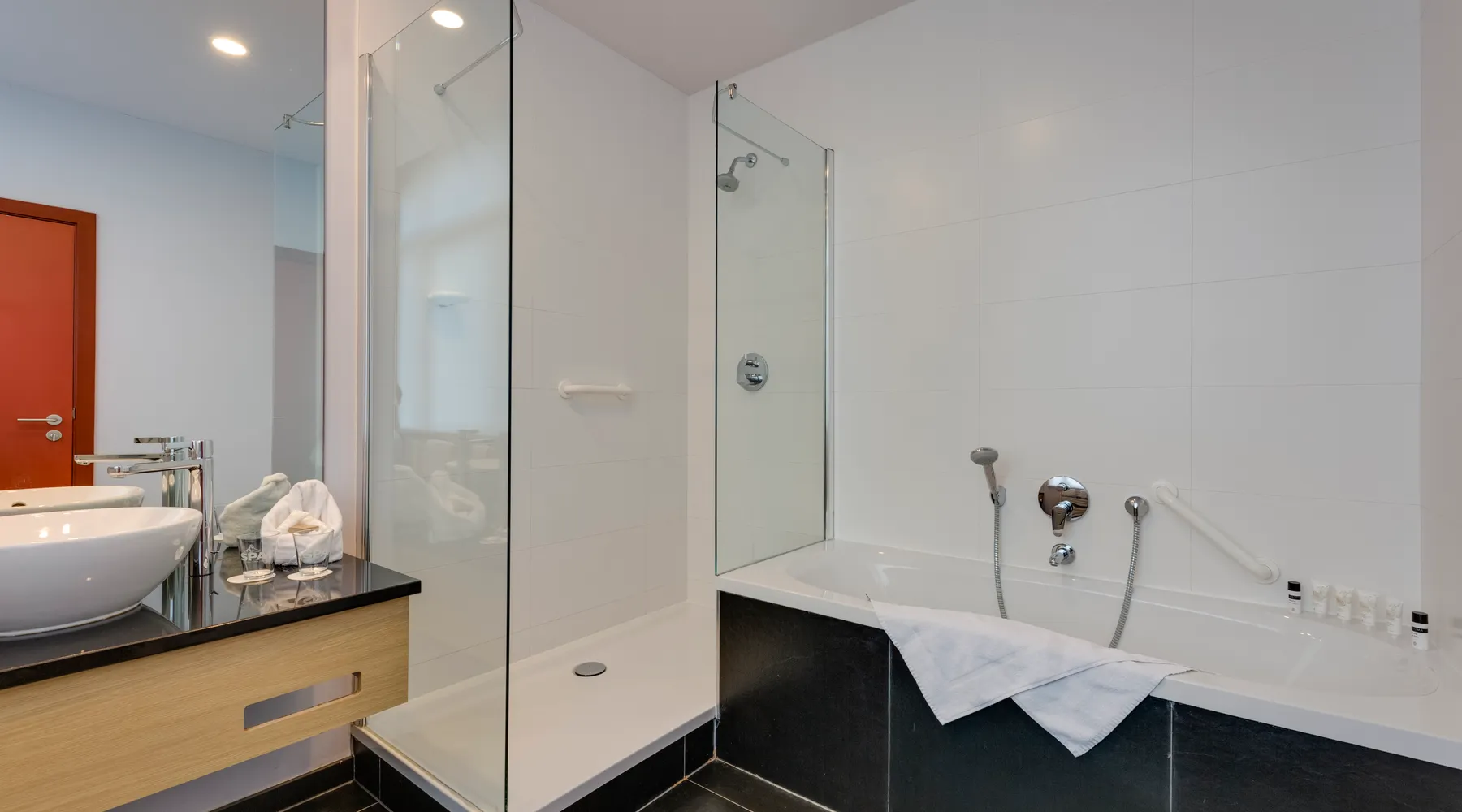 Bain à bulles et douche dans la Suite Business à Verviers