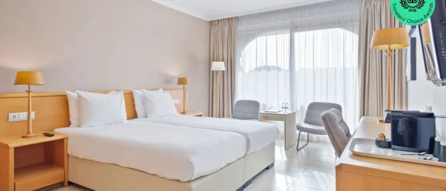 Luxe tweepersoonskamer met balkon bij Hotel Barcarola
