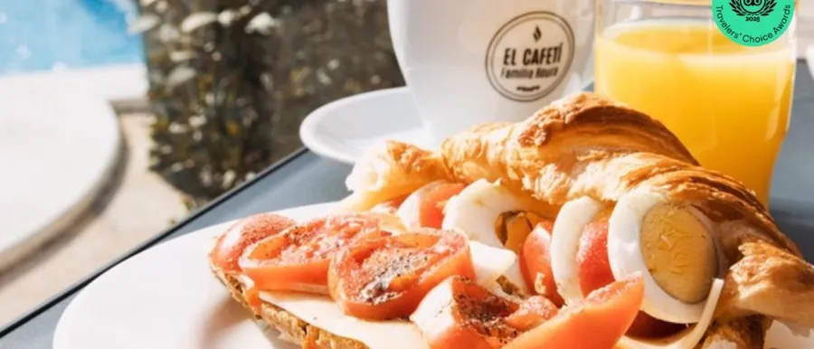 Ontbijt met tomaat, jus d’orange en koffie bij Hotel Barcarola