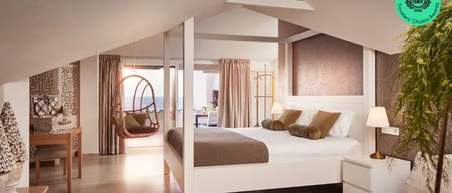 Hangstoel en balkon in luxe suite bij Hotel Barcarola