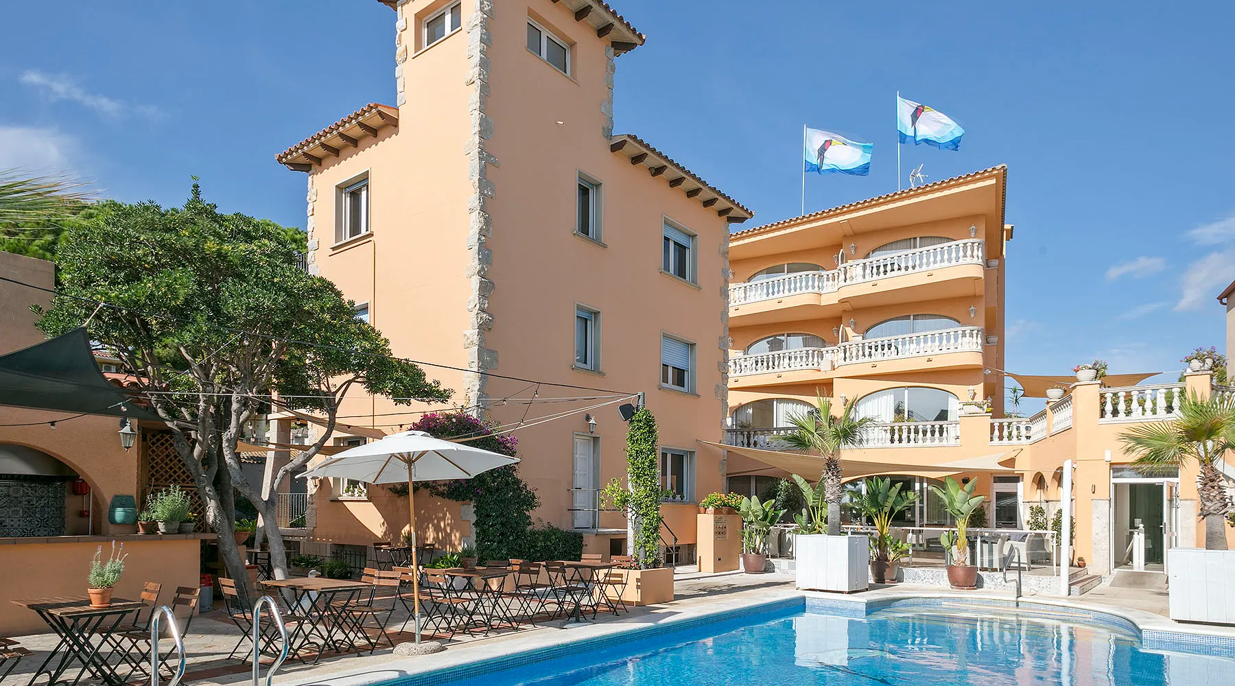 swimming pool and terrace - Van der Valk Hotel Barcarola