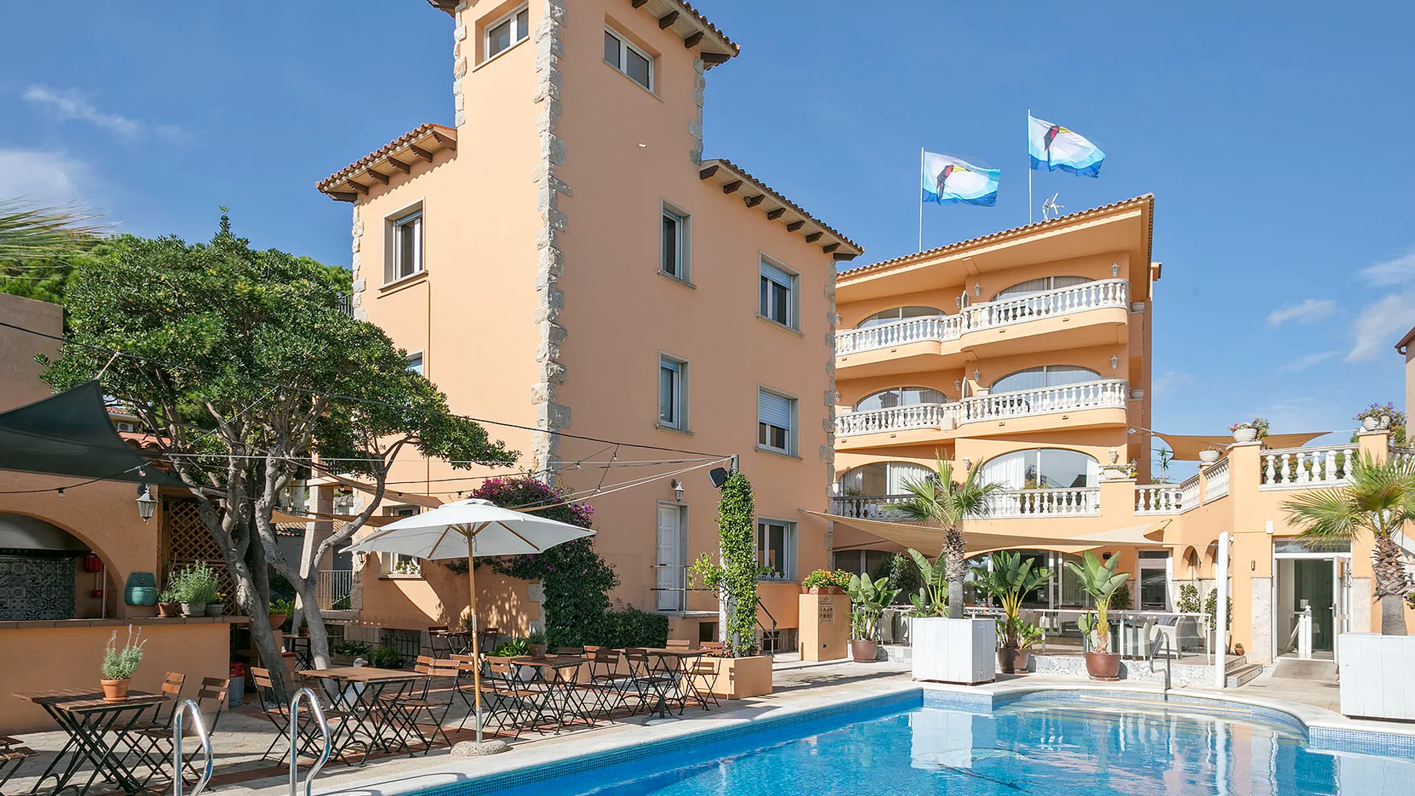 swimming pool and terrace - Van der Valk Hotel Barcarola
