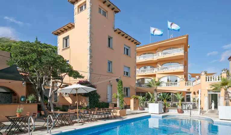 swimming pool and terrace - Van der Valk Hotel Barcarola
