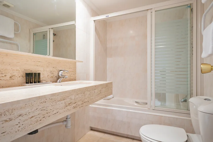 Salle de bain avec baignoire