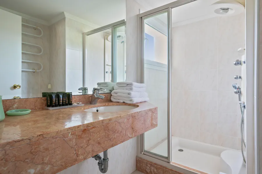 Salle de bain avec douche