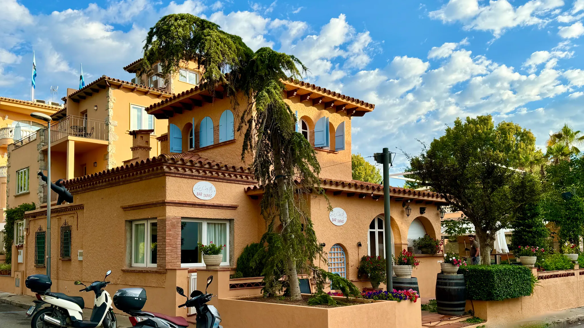 outside la casita