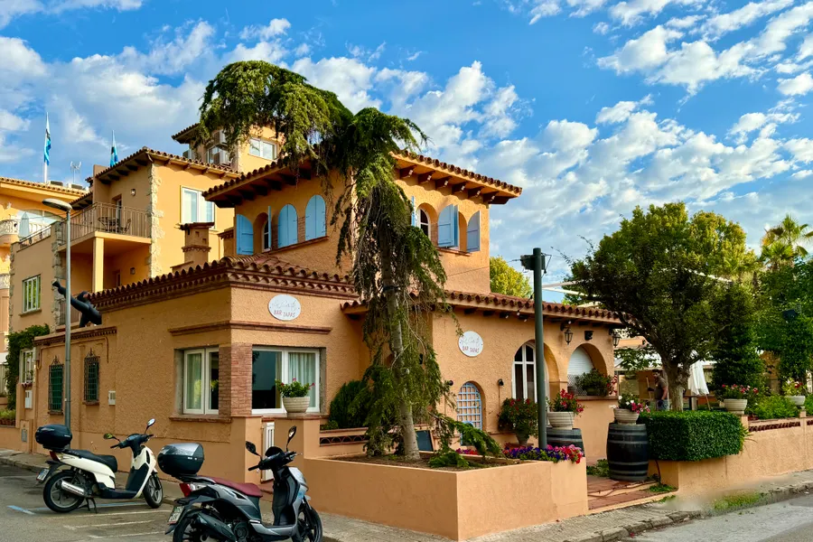 outside la casita