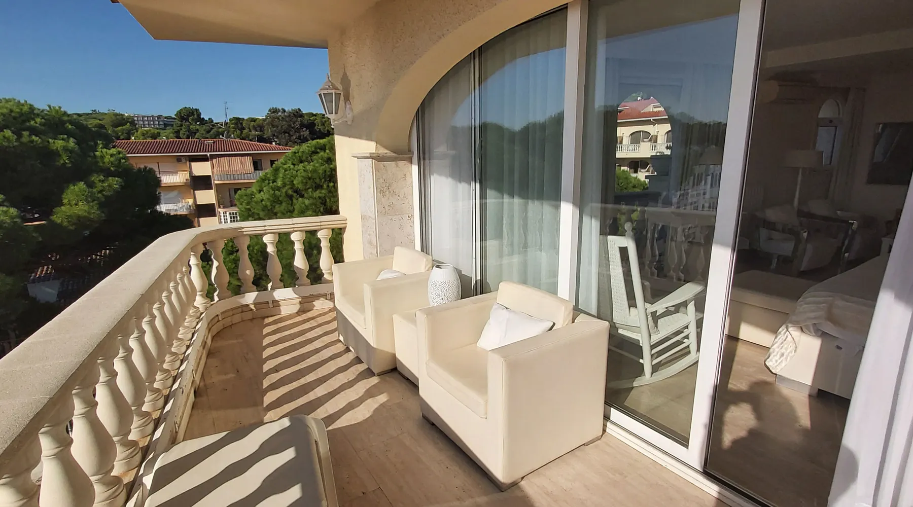 Junior suite met balkon en pool view