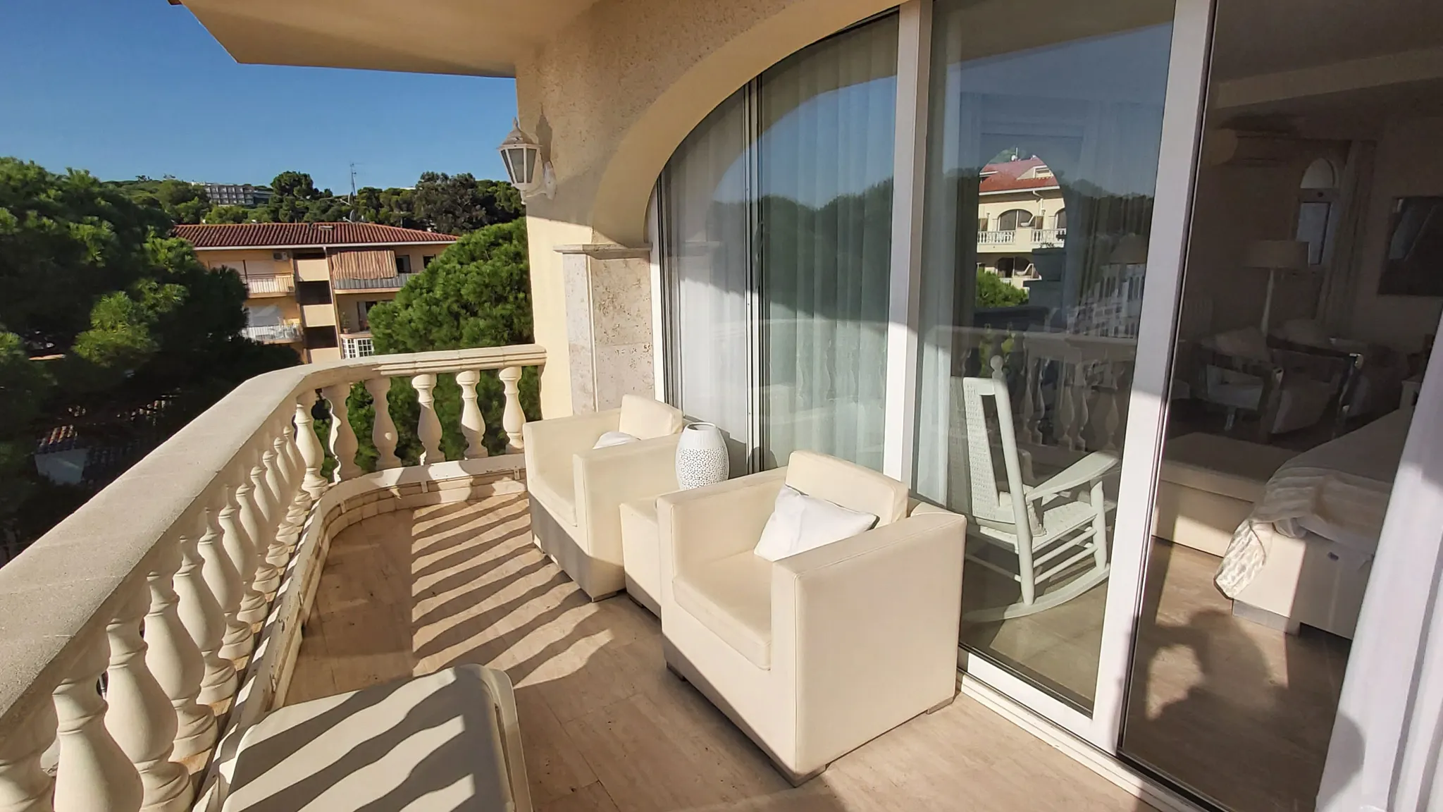 Junior Suite mit Balkon und Blick auf den Pool