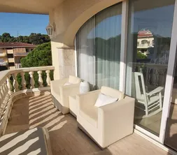 Junior Suite mit Balkon und Blick auf den Pool