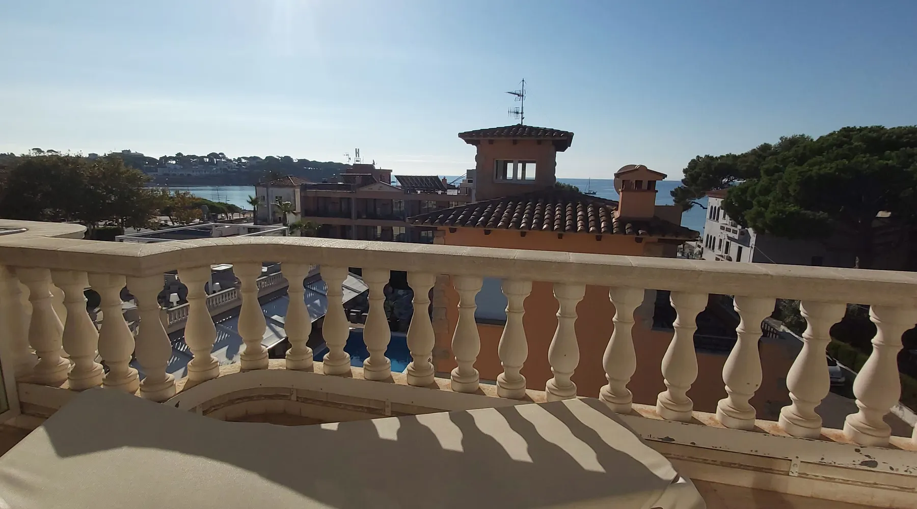 Junior suite met balkon en pool view