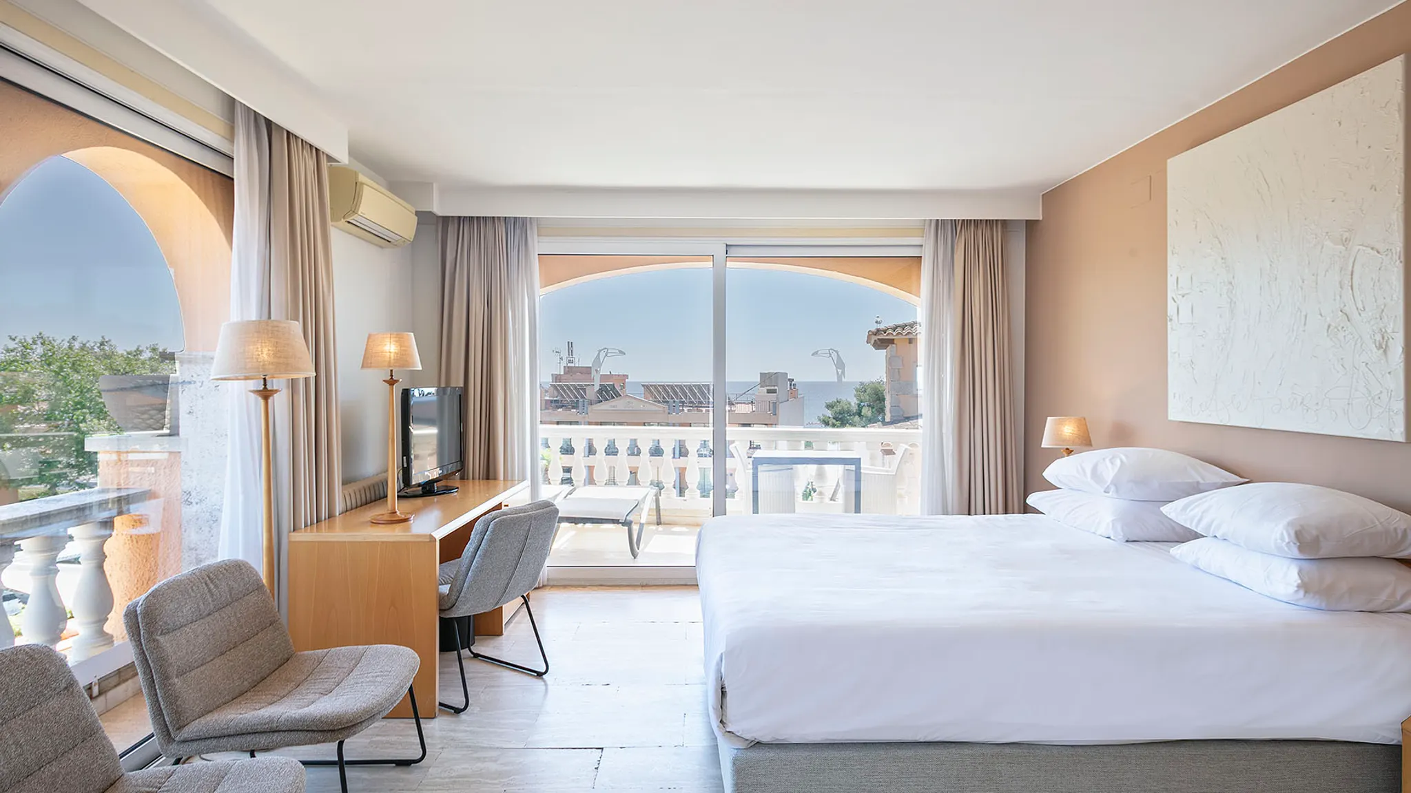 Luxuszimmer mit Balkon und Blick auf den Pool