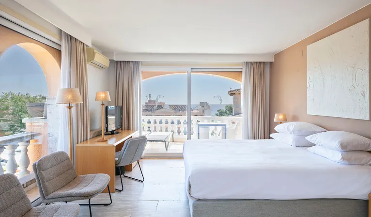 Luxuszimmer mit Balkon und Blick auf den Pool