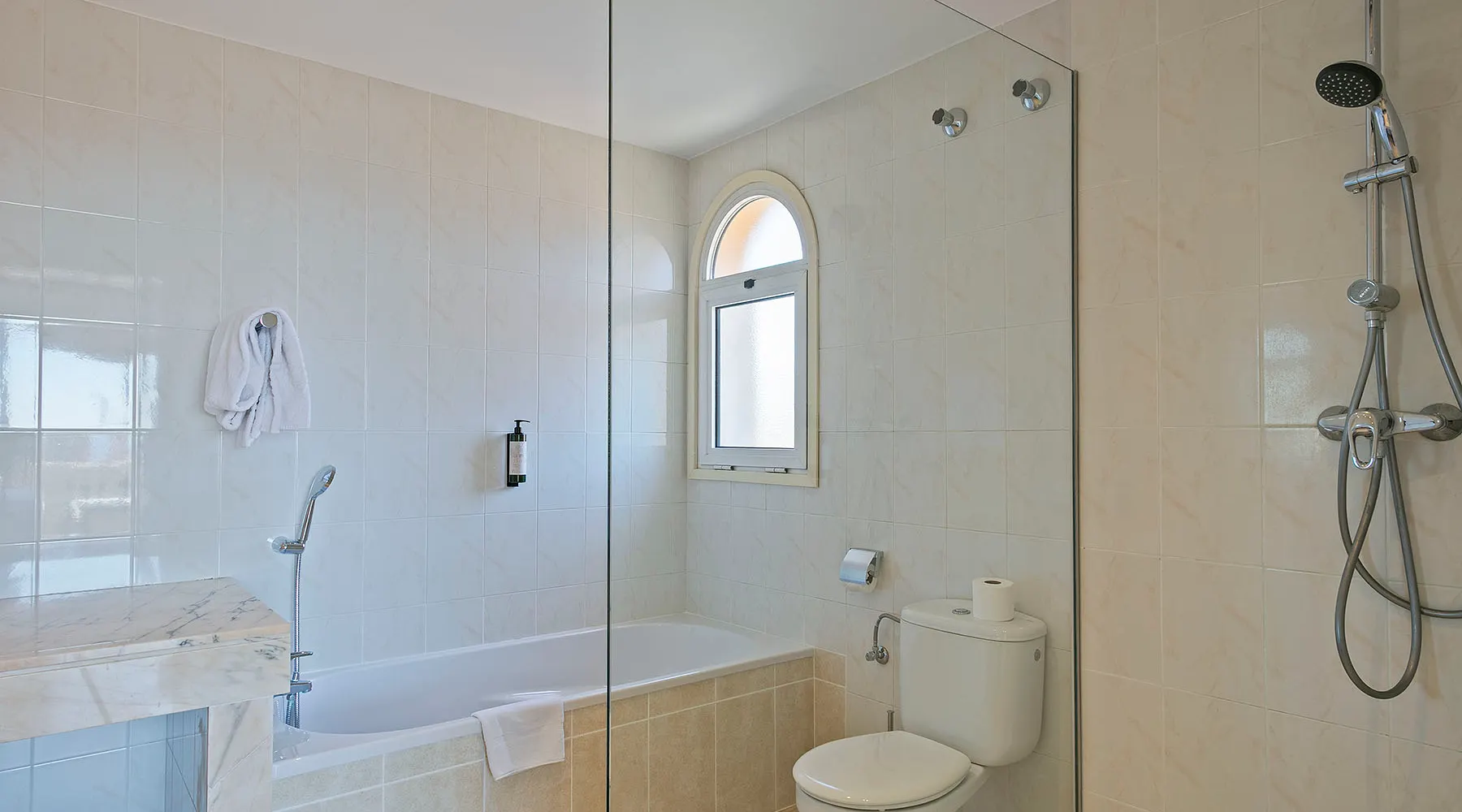 Luxe kamer met balkon en pool view