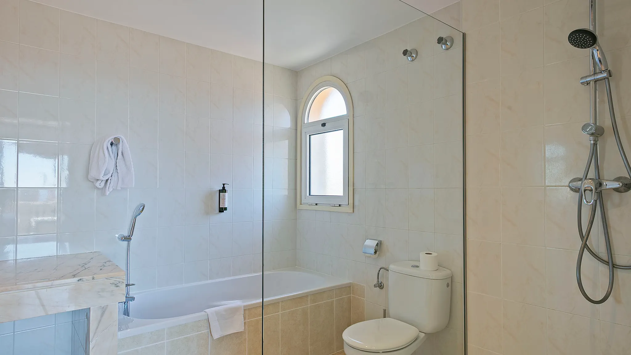 Luxuszimmer mit Balkon und Blick auf den Pool